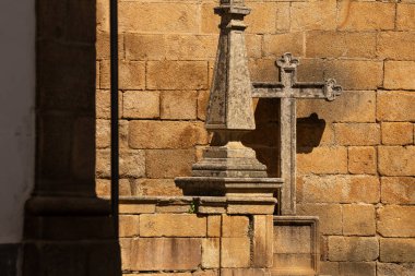 Portekiz, Torre de Moncorvo 'daki Ortaçağ Kilisesi duvarından soyut detaylar.