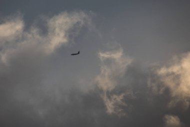 3 Mayıs 2025, Portekiz Braga üzerinde Francisco Sa Carneiro Havaalanına uçan bir Ryanair uçağı..