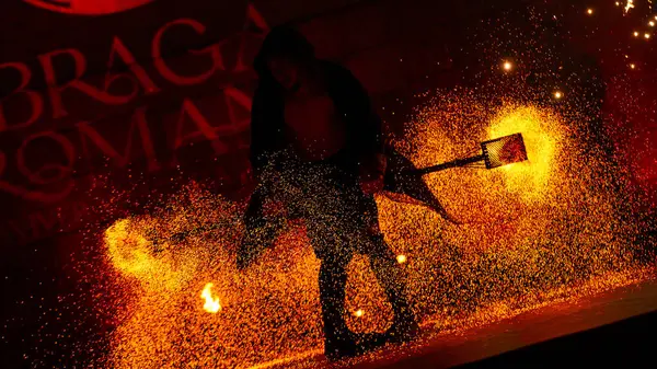 21 Mayıs 2025 - ELEMENTA IGNIS Braga Romana Event, Braga, Portekiz 'de MALATITSCH tarafından üretilen ve yürütülen bir yangın gösterisi.