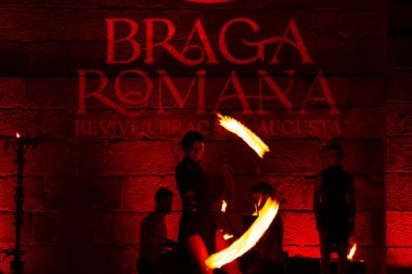 23 Mayıs 2025 - ELEMENTA IGNIS Braga Romana Event, Braga, Portekiz 'de MALATITSCH tarafından üretilen ve yürütülen bir yangın gösterisi.