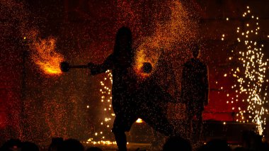 23 Mayıs 2025 - ELEMENTA IGNIS Braga Romana Event, Braga, Portekiz 'de MALATITSCH tarafından üretilen ve yürütülen bir yangın gösterisi.