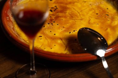 Yanık Süt Kremalı Tatlı, Portekiz gastronomisinde çok tipik, Braga, Portekiz.
