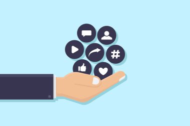 Sosyal medya simgeleri tutan eller, düz tasarım vektör illüstrasyonu