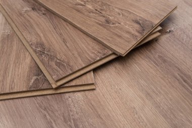 Laminat plakalar odasında yere koydu