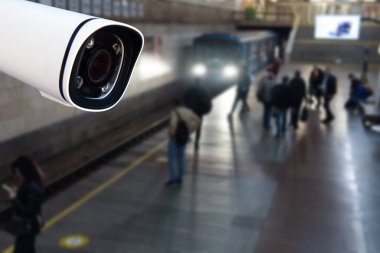 CCTV, güvenlik kamerası sistemi tren istasyonunda metro bekleyenlerle güvenlik ve güvenlik teknolojisi konsepti