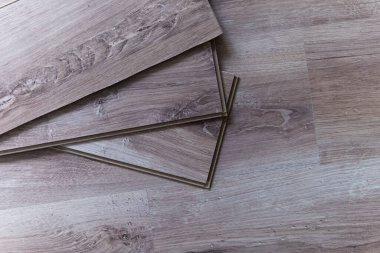 Laminat plakalar odasında yere koydu