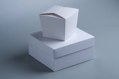 Beyaz arkaplanda çeşitli beyaz kutuların koleksiyonu