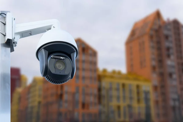 ぼやけた建物の背景を持つ現代の公共Cctvカメラ 昼と夜を監視するためのカメラを記録する 監視とコピースペースでの監視の概念 — ストック写真