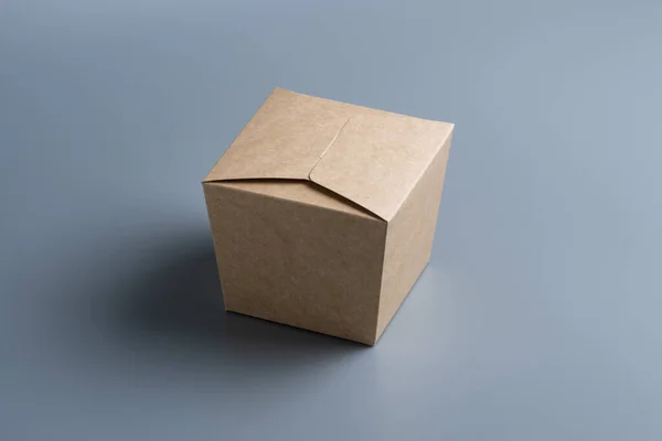 Caja Cartón Cerrada Sobre Fondo Gris — Foto de Stock