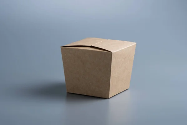 Caja Cartón Cerrada Sobre Fondo Gris — Foto de Stock