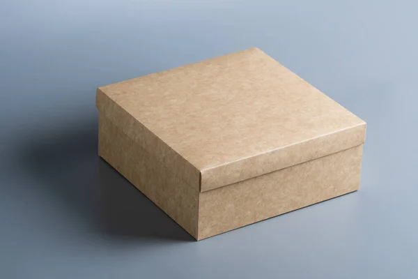 Закрытая Картонная Коробка Сером Фоне — стоковое фото
