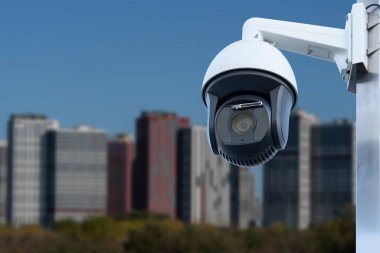 CCTV izleme, güvenlik kameraları. Şehir manzaralı arkaplan.