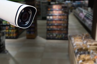 Alışveriş merkezinin arka planındaki CCTV kamera sistemi güvenliği bulanık insanlar ve alışveriş merkezinin soyut geçmişi