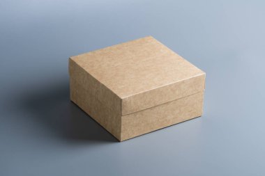 Gri arkaplanda kapalı karton kutu