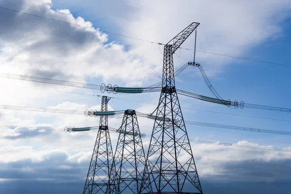 Torre Alto Voltaje Con Líneas Eléctricas Transmisión Electricidad Contra Cielo —  Fotos de Stock