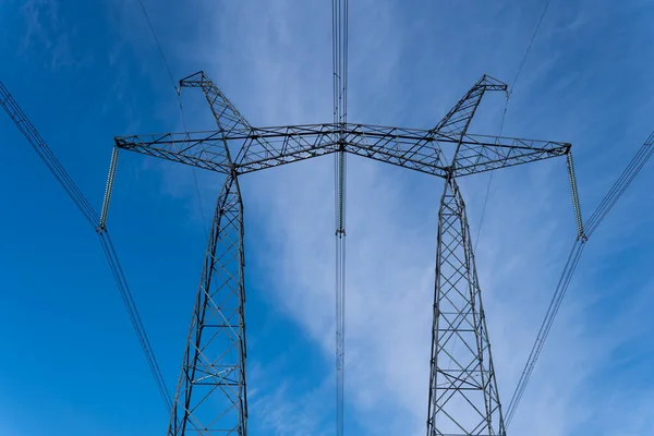 蓝天高压电塔 有输电线路 角度低 — 图库照片