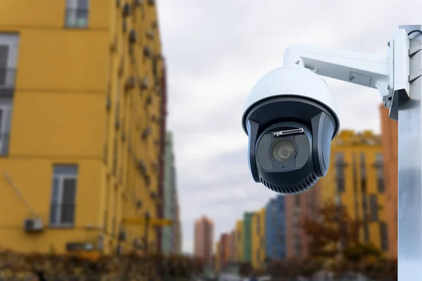 Modern Nyilvános Térfigyelő Kamera Homályos Építészeti Háttérrel Rögzítő Kamerák Figyelése — Stock Fotó