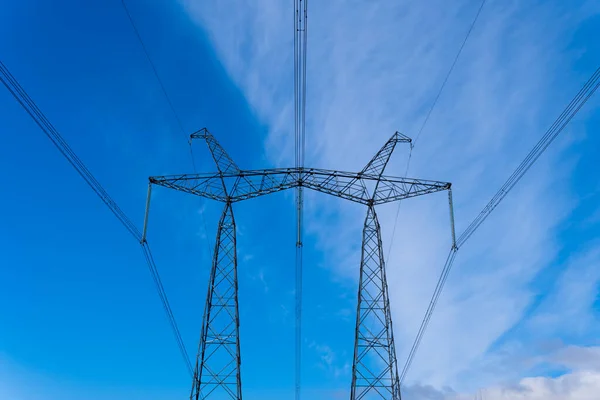 蓝天高压电塔 有输电线路 角度低 — 图库照片