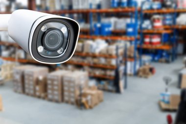 Modern bir depo kompleksinin arka planına karşı kapalı devre kamera çok açılı CCCTV sistemi. Malların korunması kavramı