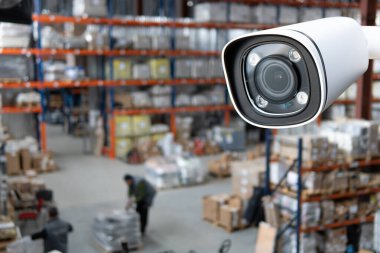 Modern bir depo kompleksinin arka planına karşı kapalı devre kamera çok açılı CCCTV sistemi. Malların korunması kavramı