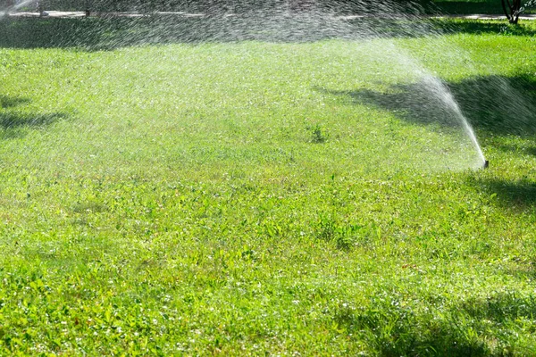 Irrigatiesysteem Besproeiing Groen Gras Wazige Achtergrond — Stockfoto
