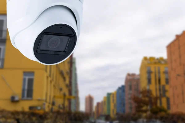 Moderne Öffentliche Cctv Kamera Mit Verschwommenem Gebäudehintergrund Aufzeichnungskameras Zur Überwachung — Stockfoto