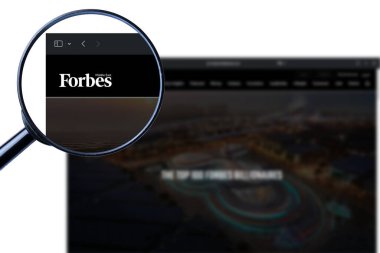 Los Angeles, Kaliforniya, ABD - 6 Martha 2023: Forbes Top 100 web sitesi. Forbes logosu ekranda görünür