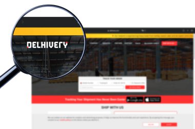 Los Angeles, California, ABD - 8 Mart 2023: Delhivery web sitesinin illüstrasyon editörü. Delhivery logosu ekranda görünür