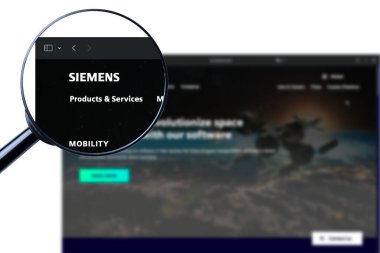 Los Angeles, Kaliforniya, ABD - 8 Martha 2023: Siemens India web sitesinin illüstrasyon editörü. Ekranda Hindistan logosunu görünür kılar