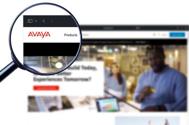 Los Angeles, California, ABD - 8 Martha 2023: Avaya Holding Corp web sitesinin illüstrasyon editörü. Avaya Holding Şirketi logosu ekranda görünür