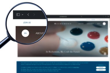 Los Angeles, Kaliforniya, ABD - 8 Martha 2023: Richemont web sitesinin illüstrasyon editörü. Richemont logosu ekranda görünür