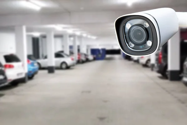 ぼかしの駐車場に Cctv セキュリティ カメラ — ストック写真