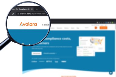 Los Angeles, California, ABD - 9 Martha 2023: Avalara Inc web sitesinin illüstrasyon editörü. Avalara Inc logosu ekranda görünür