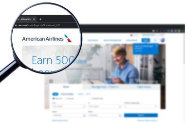 Los Angeles, California, ABD - 9 Mart 2023: American Airlines web sitesinin illüstrasyon editörü. American Airlines logosu ekranda görünüyor
