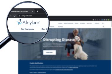 Los Angeles, California, ABD - 9 Martha 2023: Alnylam Pharmaceuticals Inc. Alnylam İlaç Şirketi logosu ekranda görünüyor