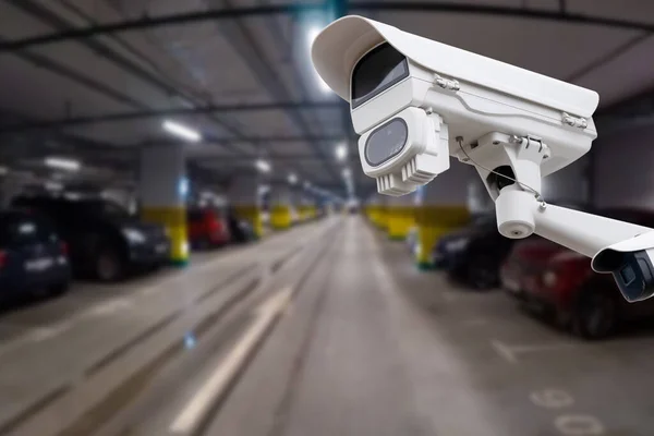 屋内の駐車場に Cctv カメラや監視システム — ストック写真