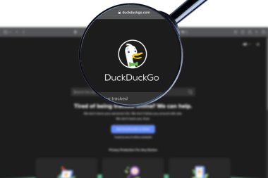 Los Angeles, California, ABD - 20 Martha 2023: Duckgo Duckgo web sitesinin illüstrasyon editörü. Ördek gider logosu ekranda görünür