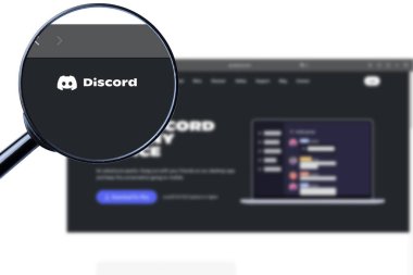 Los Angeles, California, ABD - 20 Martha 2023: DISCORDAPP.COM web sitesinin illüstrasyon editörü. DisCORD logosu ekranda görünür