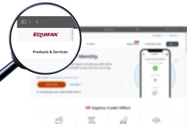 Los Angeles, California, ABD - 20 Martha 2023: EQUIFAX.COM web sitesinin illüstrasyon editörü. EQUIFAX logosu ekranda görünür