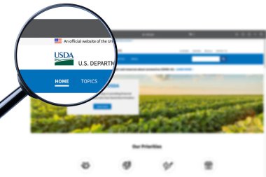 Los Angeles, California, ABD - 20 Martha 2023: USDA web sitesinin illüstrasyon editörü. USDA logosu ekranda görünür