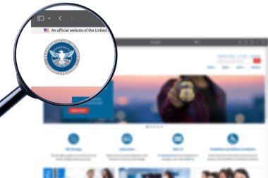 Los Angeles, California, ABD - 20 Martha 2023: TSA.GOV web sitesinin illüstrasyon editörü. TSA logosu ekranda görünür