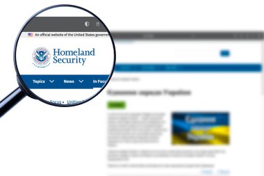 Los Angeles, Kaliforniya, ABD - 20 Martha 2023: DHS web sitesinin illüstrasyon editörü. DHS logosu ekranda görünür