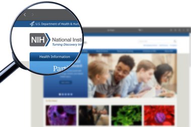 Los Angeles, California, ABD - 20 Martha 2023: NIH web sitesinin illüstrasyon editörü. Ulusal Sağlık Enstitüsü logosu ekranda görünür