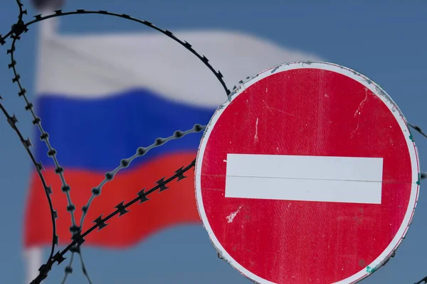 Ostnatý Drát Pozadí Vlajky Ruska Sankce Proti Rusku — Stock fotografie