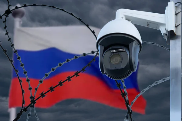 Ostnatý Drát Bezpečnostní Kamerou Pozadí Vlajky Ruska — Stock fotografie