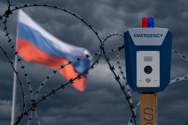 鉄条網のフェンスの後ろにロシアの旗 国境紛争と移民論争の概念 国土安全保障 — ストック写真