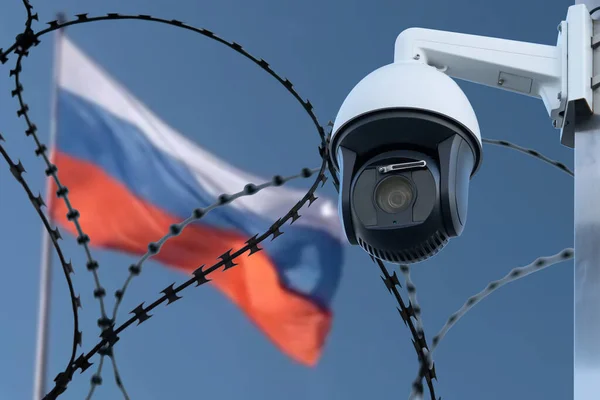 ロシアの国旗を背景に防犯カメラ付きの鉄条網 — ストック写真