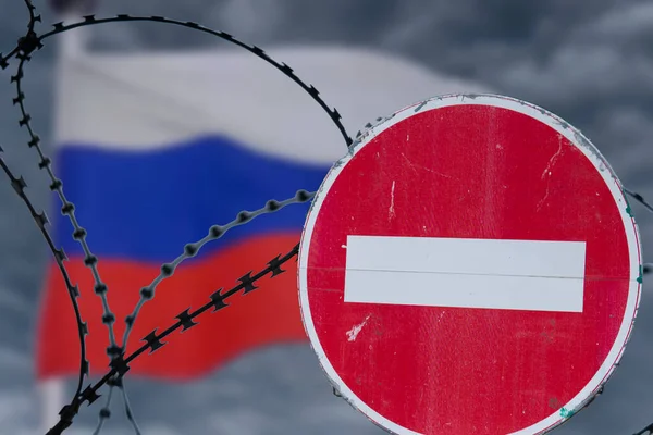 ロシアの国旗を背景に鉄条網 ロシアに対する制裁 — ストック写真