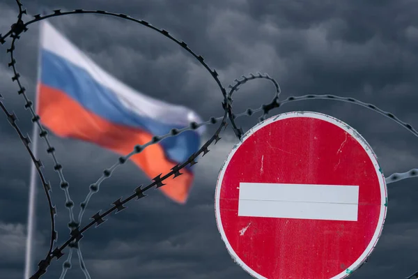 鉄条網のフェンスの後ろにロシアの旗 国境紛争と移民論争の概念 国土安全保障 — ストック写真