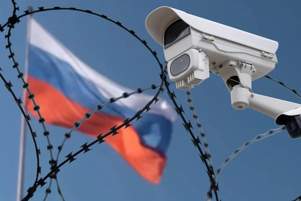 ロシアの国旗を背景に鉄条網 ロシアに対する制裁 — ストック写真